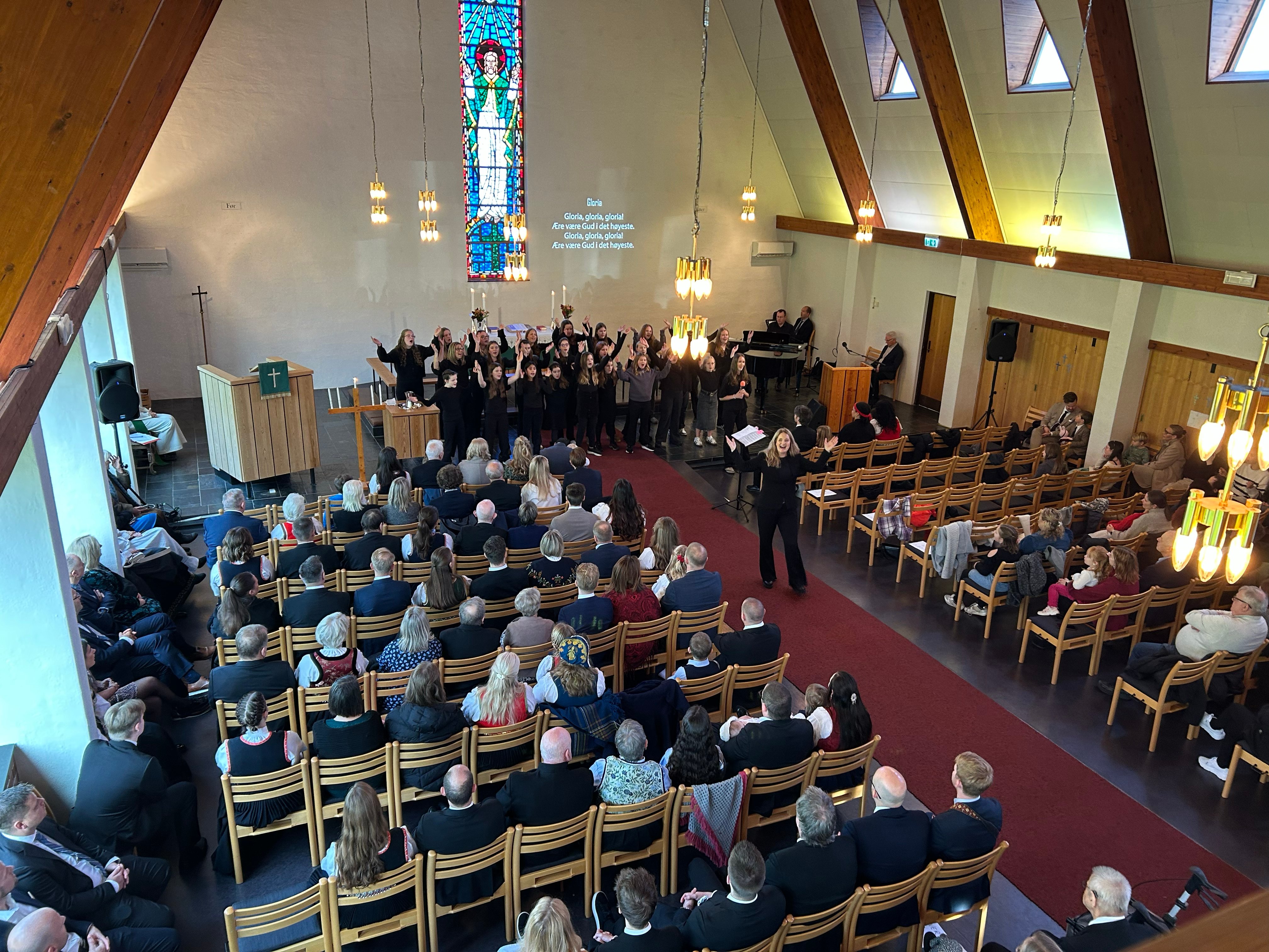 Gospel Teens skapte stemning i Hjelme kyrkje