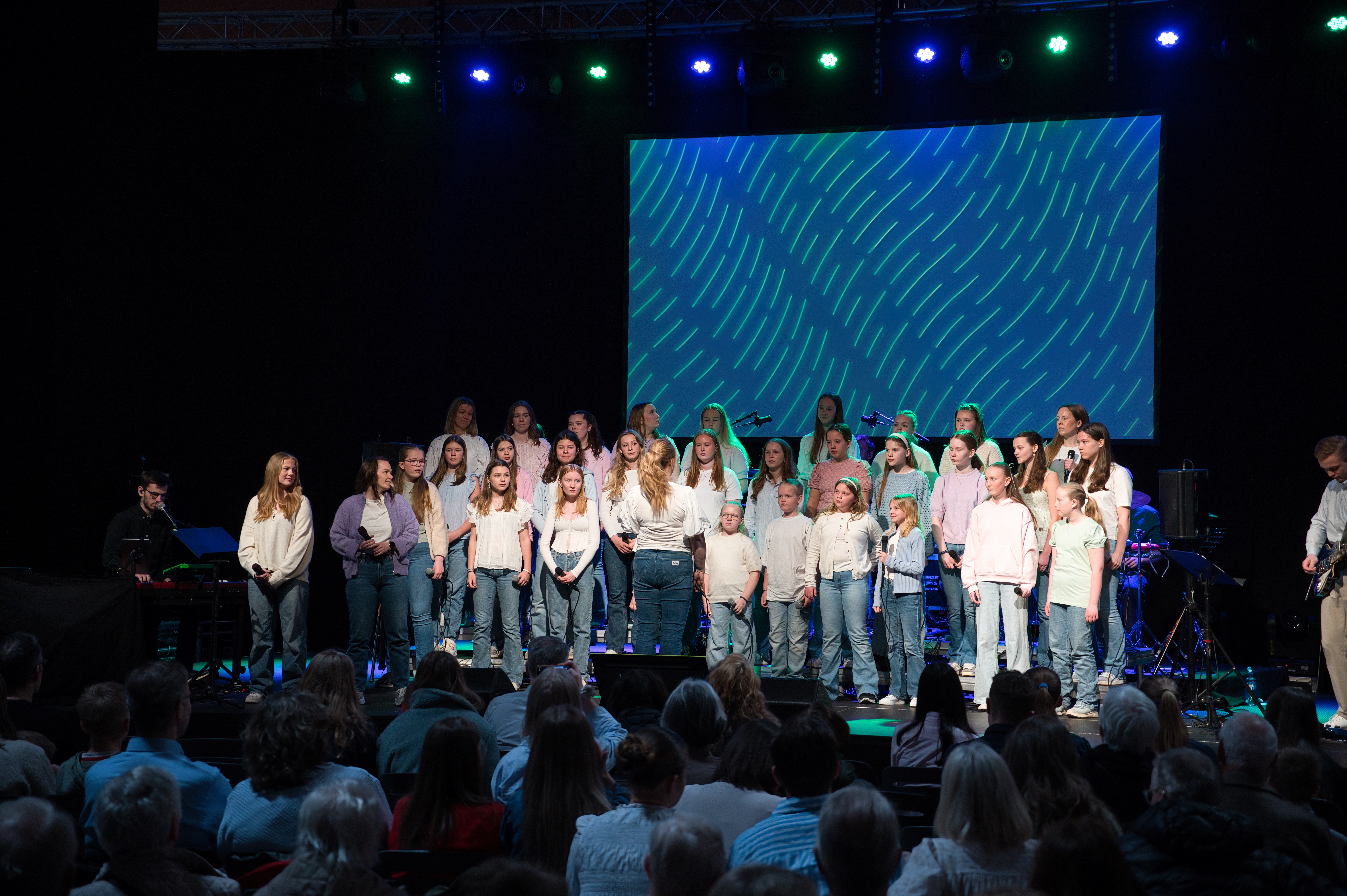 Gospel Teens er ofte med og syng på gudstenester. Her sang dei på Refuel-gudsteneste i Hjeltefjorden Arena.