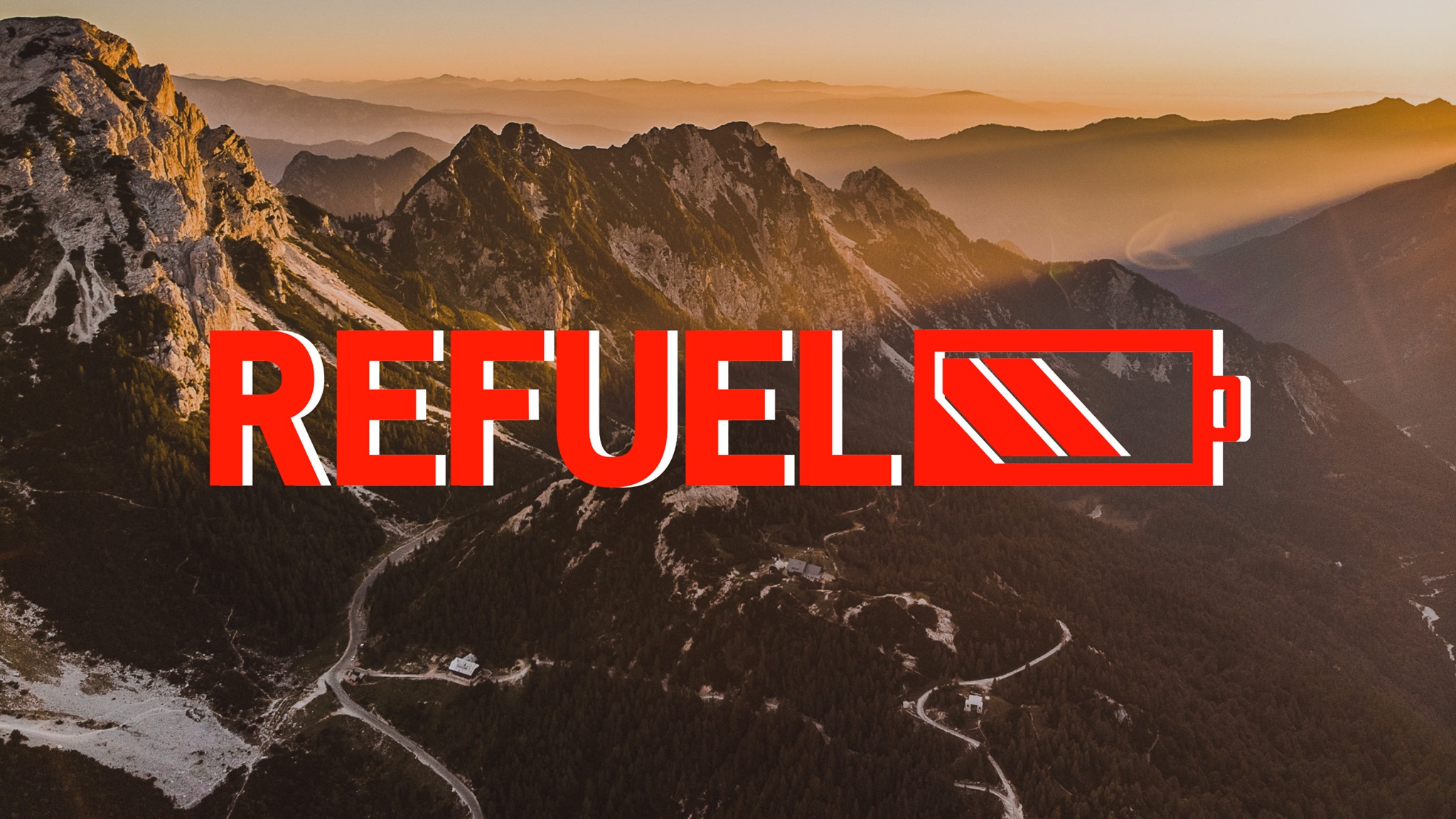 Rød logo med refuel og illustrasjon av et batteri. Bakgrunnen er fjellkjeder i soloppgang.