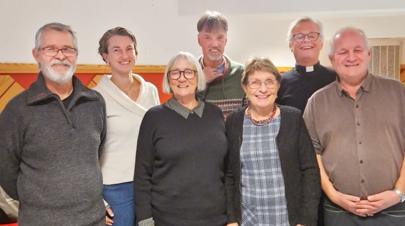 Medlemmer frå venstre: soknerådsleiar Arne Bakke, nestleiar Øygunn Skodvin Prestegård, representant i fellesrådet Anne Grete Hareide, Fredrik Andreas Mortensen, Karen Helene Boga, sokneprest Lars Arne Vik og vararepresentant i fellesrådet Jan Tveit.