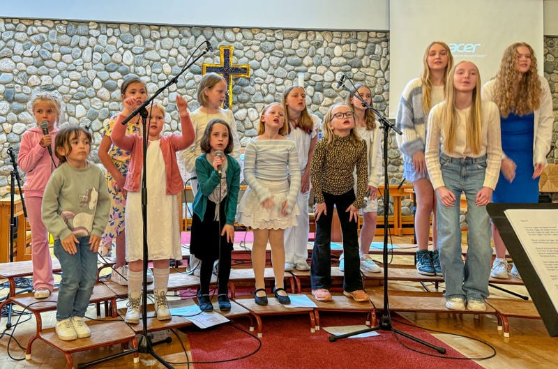Barn står på korkrakker og gjør bevegelser til en sang