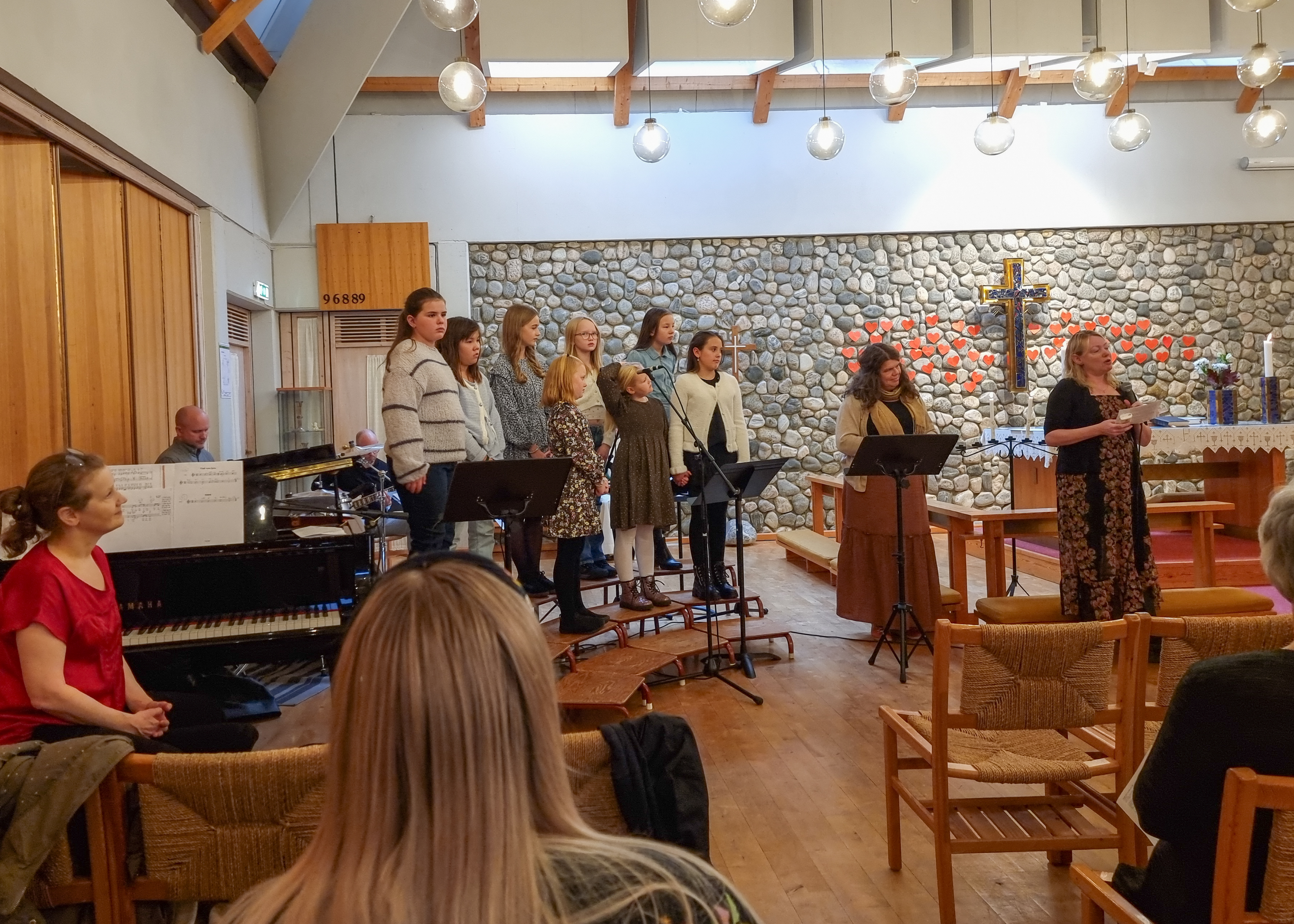 Hausttakkefest og avslutning for kyrkjelydspedagog Kari Burke-Romarheim