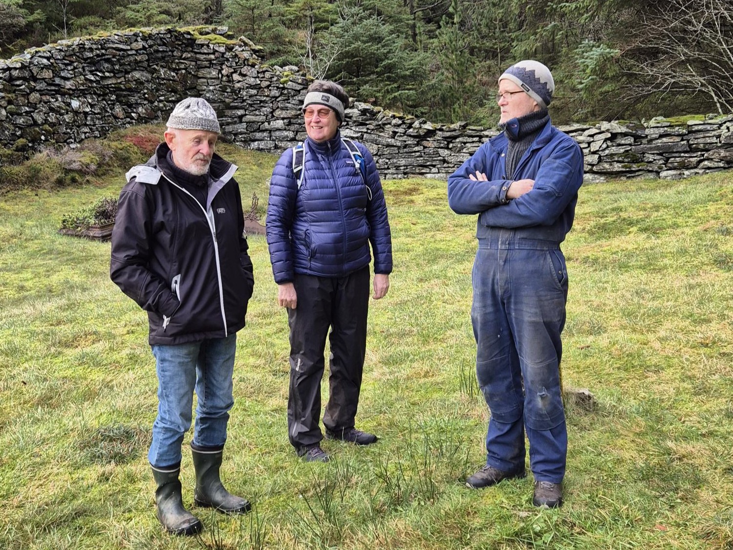 Arthur Selstø saman med Ruth Nordeide Bakke og Arne Bakke, Arne er leiar av Sund sokneråd.