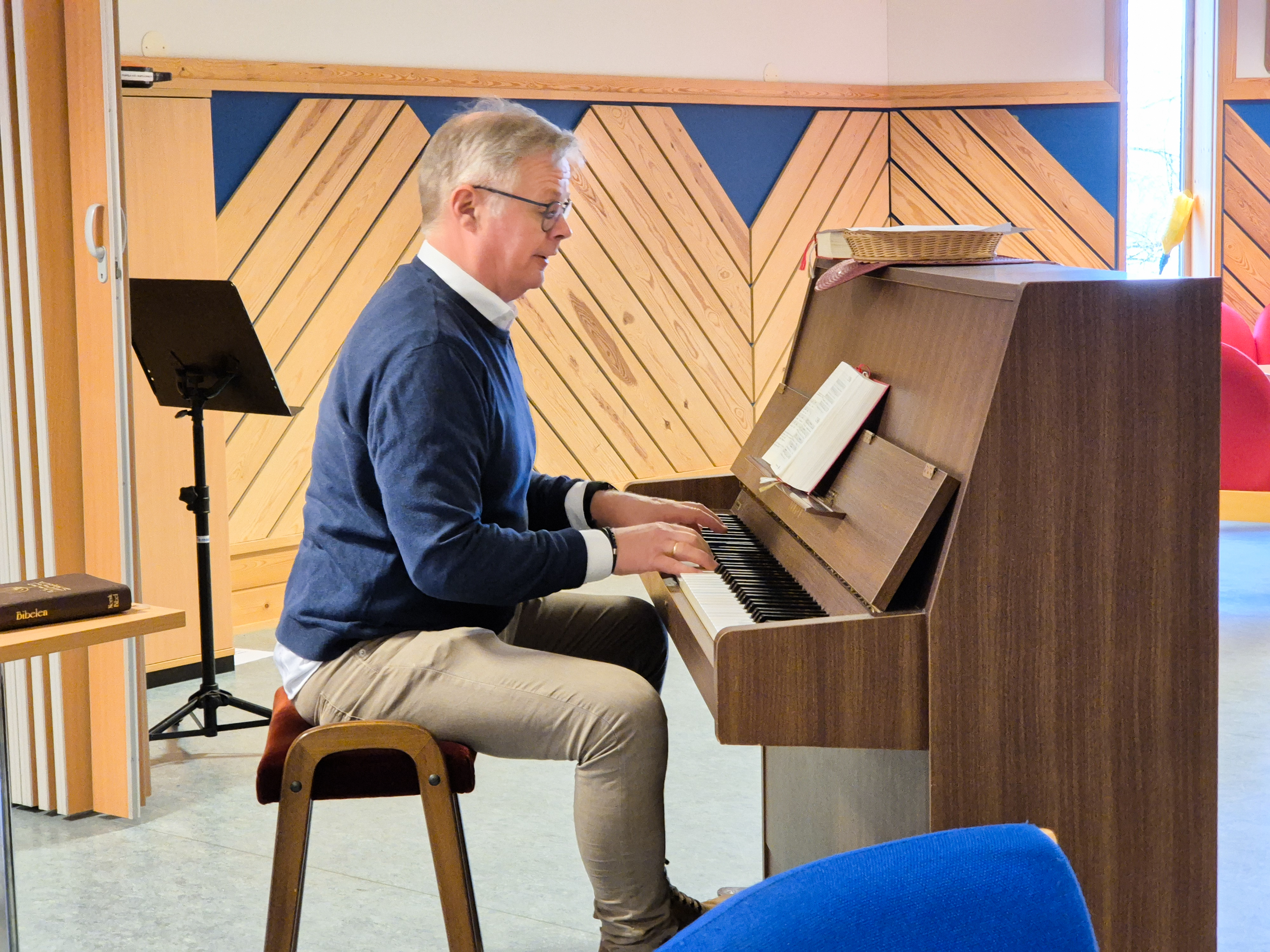 Lars arne sitter ved pianoet og synger og spiller