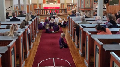 Det myldrar av liv i Kausland kyrkje