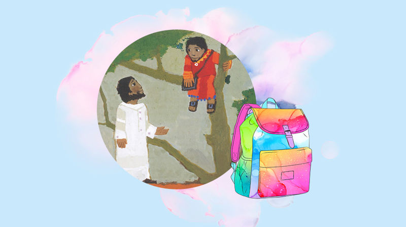 Illustrasjon av Sakkeus som sitter i et tre og snakker med Jesus, blå farget bakgrunn og fargerik illustrert skolesekk framfor.