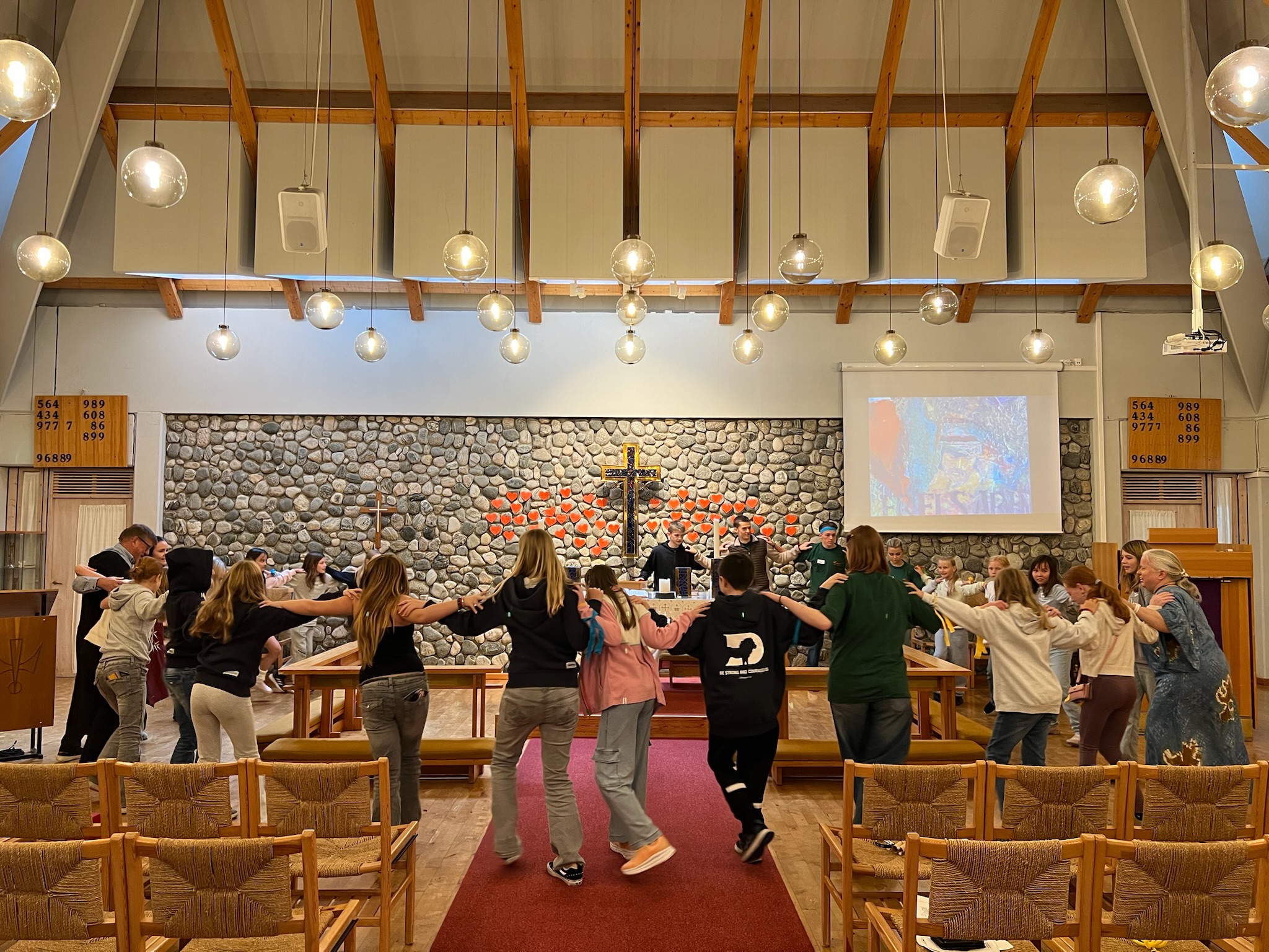 elleveåringer danser i sirkel rundt alteret i kirken