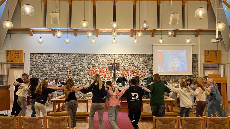 elleveåringer danser i sirkel rundt alteret i kirken