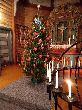 Juletreet i Lidar kyrkje Foto: Eli Vatn