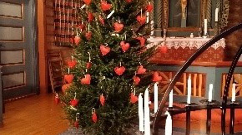Juletreet i Lidar kyrkje Foto: Eli Vatn