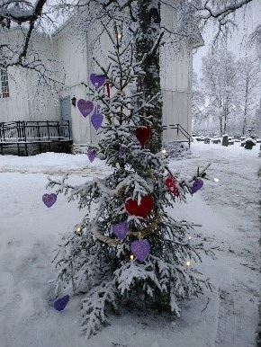 Håpstreet utanfor Rogne kyrkje Foto: Eli Vatn
