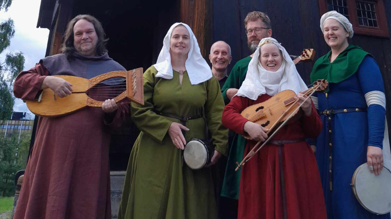Bilde fra Maihaugen. Garmo stavkirke i bakgrunnen.