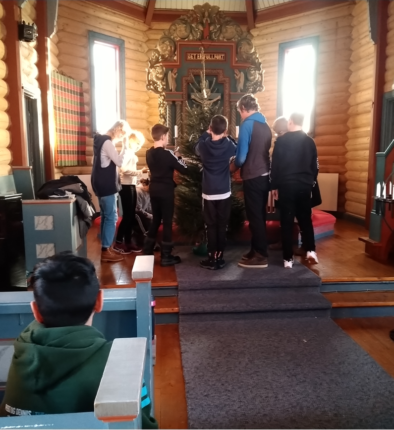 " I midtgangens vrimmel mot Guds alter" Lidar kyrkje. Foto Eli Vatn.