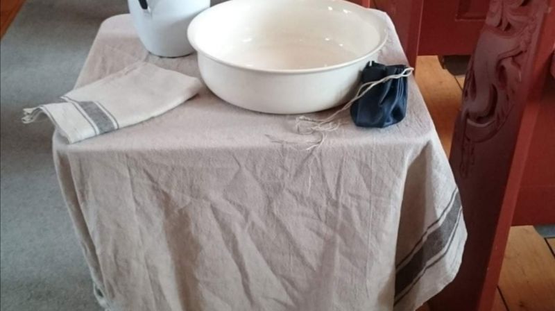 Bilete frå scena der Pontius Pilatus toer sine hender. 2. påskedag skulle konfirmantane i Øystre Slidre fortalt heile påskeforteljinga gjennom små tablå. Slik kunne det ikkje bli dette året. Foto Eli Vatn