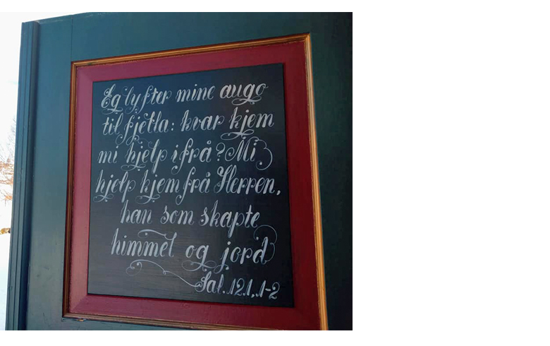 Tekst på dør i Volbu kyrkje måla av Sigmund Årseth.  Foto: Eli Vatn