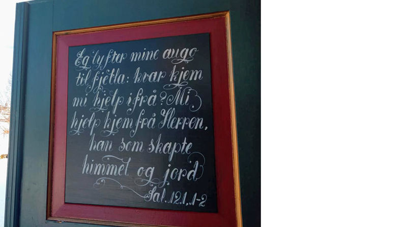 Tekst på dør i Volbu kyrkje måla av Sigmund Årseth.  Foto: Eli Vatn