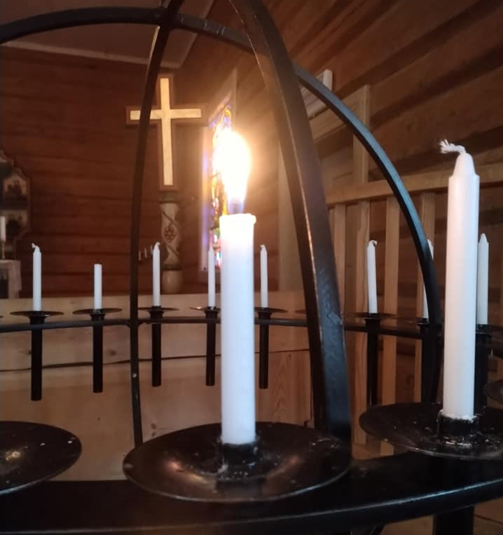 Lysglobe i Volbu kyrkje foto: Eli Vatn