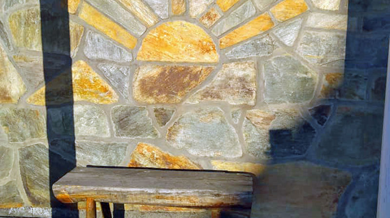 Bårehuset i Volbu. Tru, von og kjærleik frå døra i Volbu kyrkje. Foto: Eli Vatn