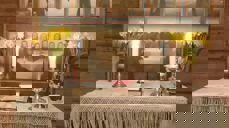 Alteret i Volbu kyrkje pynta med påskeliljer og bordet dekt for Jesu måltid Foto: Eli Vatn