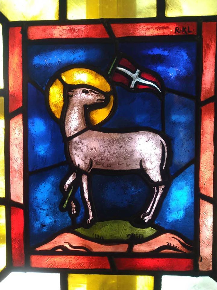 Glassmalerier i Volbu kyrkje. Foto: Eli Vatn