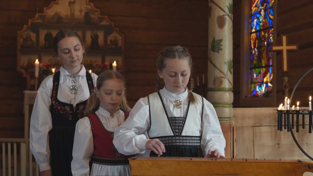 Volbu kyrkje jentene på Onstad med langeleik: Foto Eli Vatn
