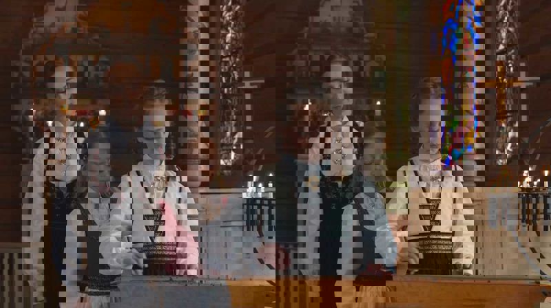 Volbu kyrkje jentene på Onstad med langeleik: Foto Eli Vatn