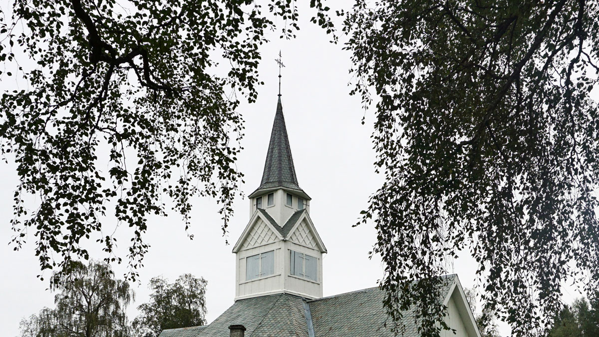 Rogne kyrkjetårn og prosesjonskors. Foto: Saskia Aleida Van Veen