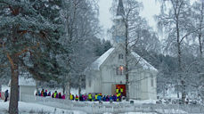 Borna på veg til skulegudsteneste i Rogne kyrkje. foto: Saskia Aleida Van Veen