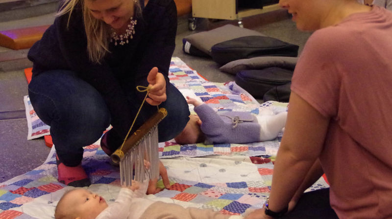 Små og store trives på babysang i Søm kirke