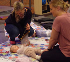 Små og store trives på babysang i Søm kirke