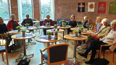 En av kirkeringene har møte i kirkestua i Søm kirke