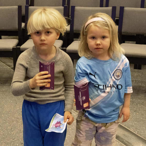 To barn med nye fasteb&oslash;sser