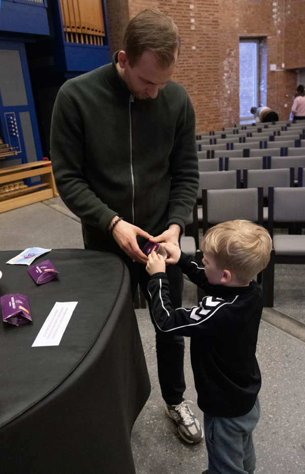 Far og s&oslash;nn monterer fasteb&oslash;sse