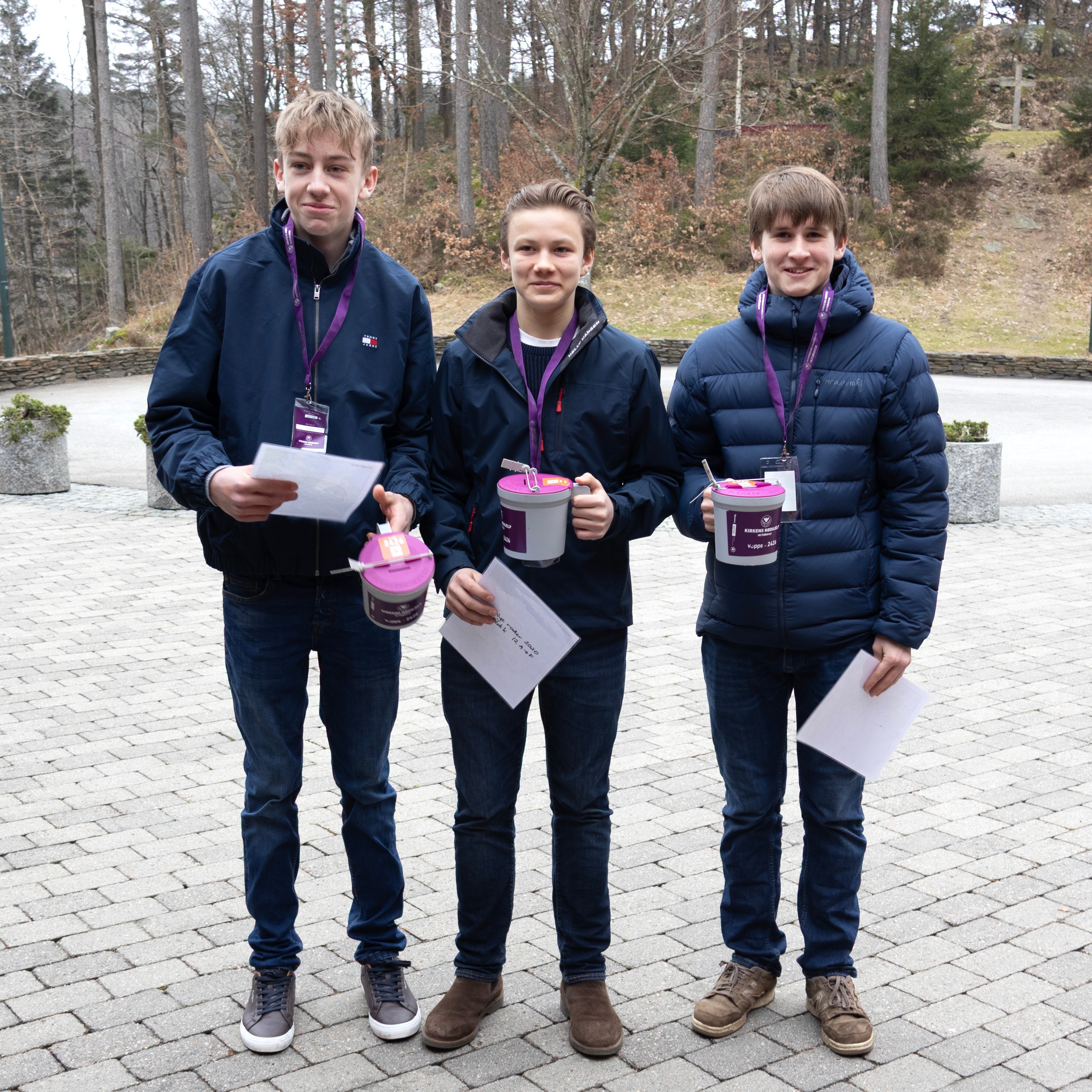 Konfirmanter p&aring; vei ut med b&oslash;sser