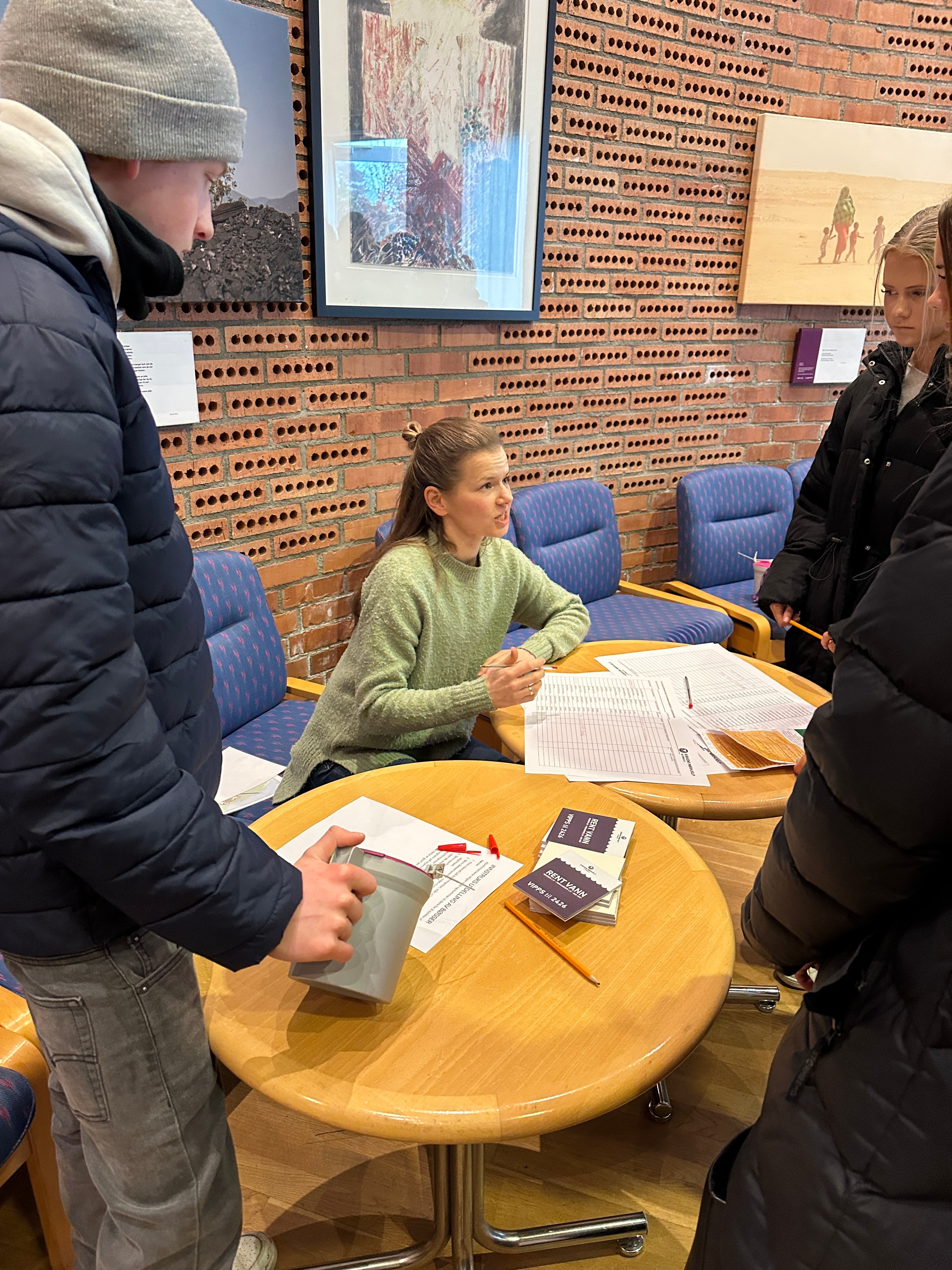 Registrering, utdeling av legitimasjon og b&oslash;sse