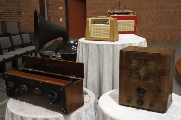 Utstilling av gamle radioapparater. Det eldste - til venstre med "tut" - er fra 1924 - da den første radiogudstjenesten gikk på lufta.