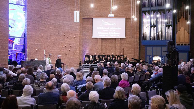 Sokneprest Rolf Erik Hanisch og klokker Anette Strømsbo Gjørv ønsker velkommen til gudstjeneste. Foto Øistein Vigemyr