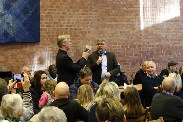 Søm kirke ved Rolf Erik Hanisch fikk gave fra NRK ved Gudbjørn Bondhus, koordinator for gudstjenestene i radio og TV