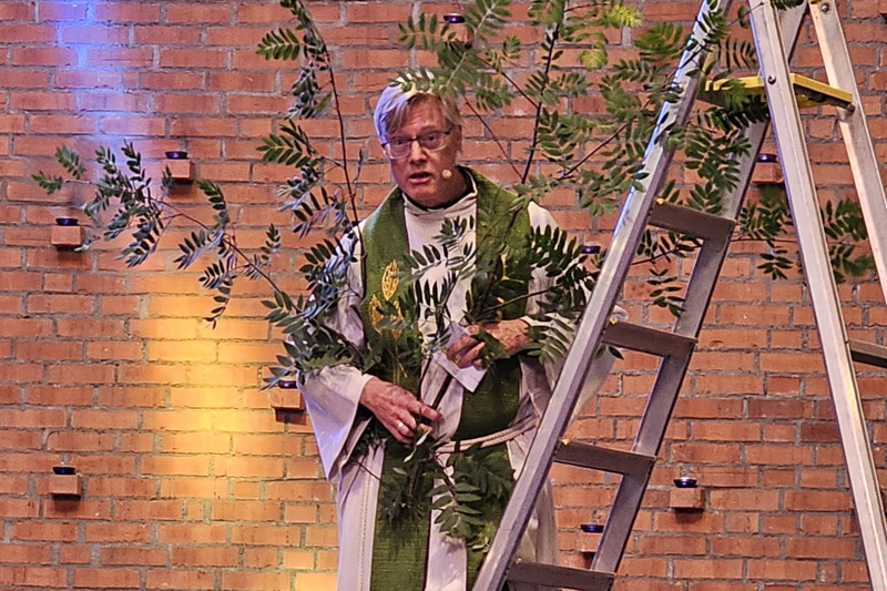 Hvorfor står presten i ei gardintrapp?