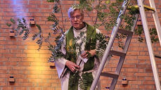 Hvorfor står presten i ei gardintrapp?