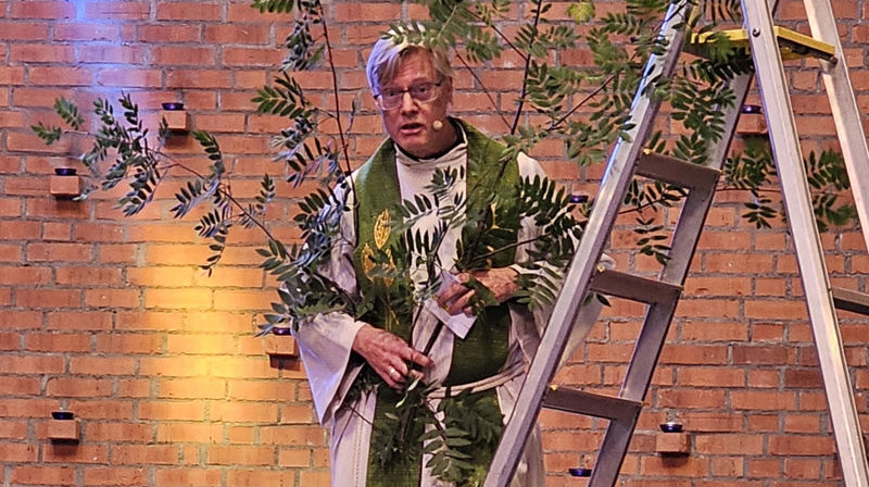 Hvorfor står presten i ei gardintrapp?