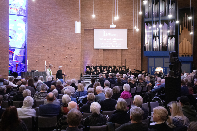 Rolf Erik Hanisch og Anette Strømsbo Gjørv ønsker velkommen til gudstjeneste 12. januar (Foto Øistein Vigemyr)