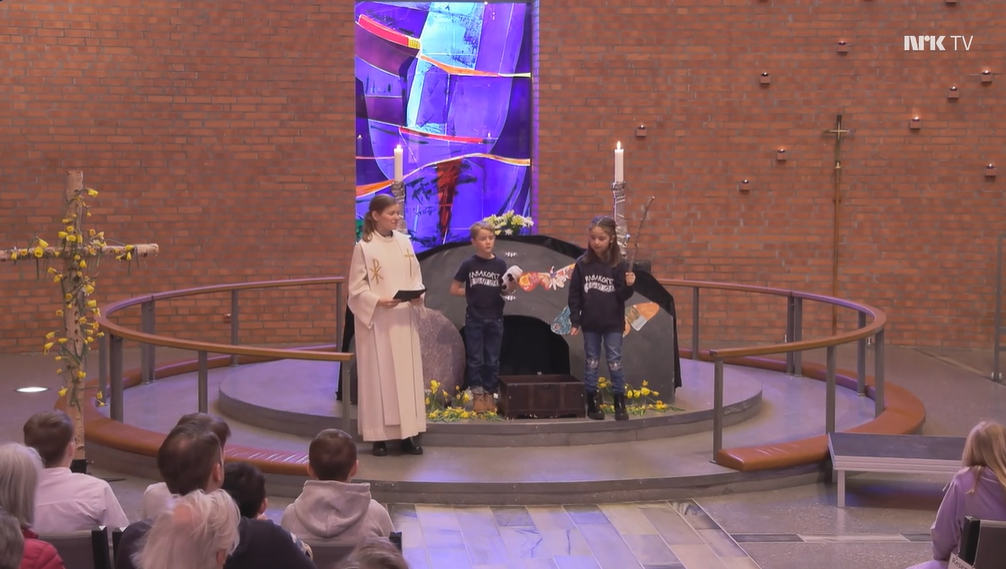 Kristin B Torgersen og barn fra søndagsskolen. (Skjermbilde fra NRK)