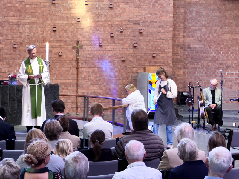 Dramatisering av fortellingen om Marta (med moppen) og Maria