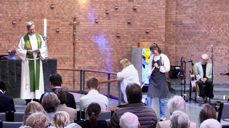 Dramatisering av fortellingen om Marta (med moppen) og Maria