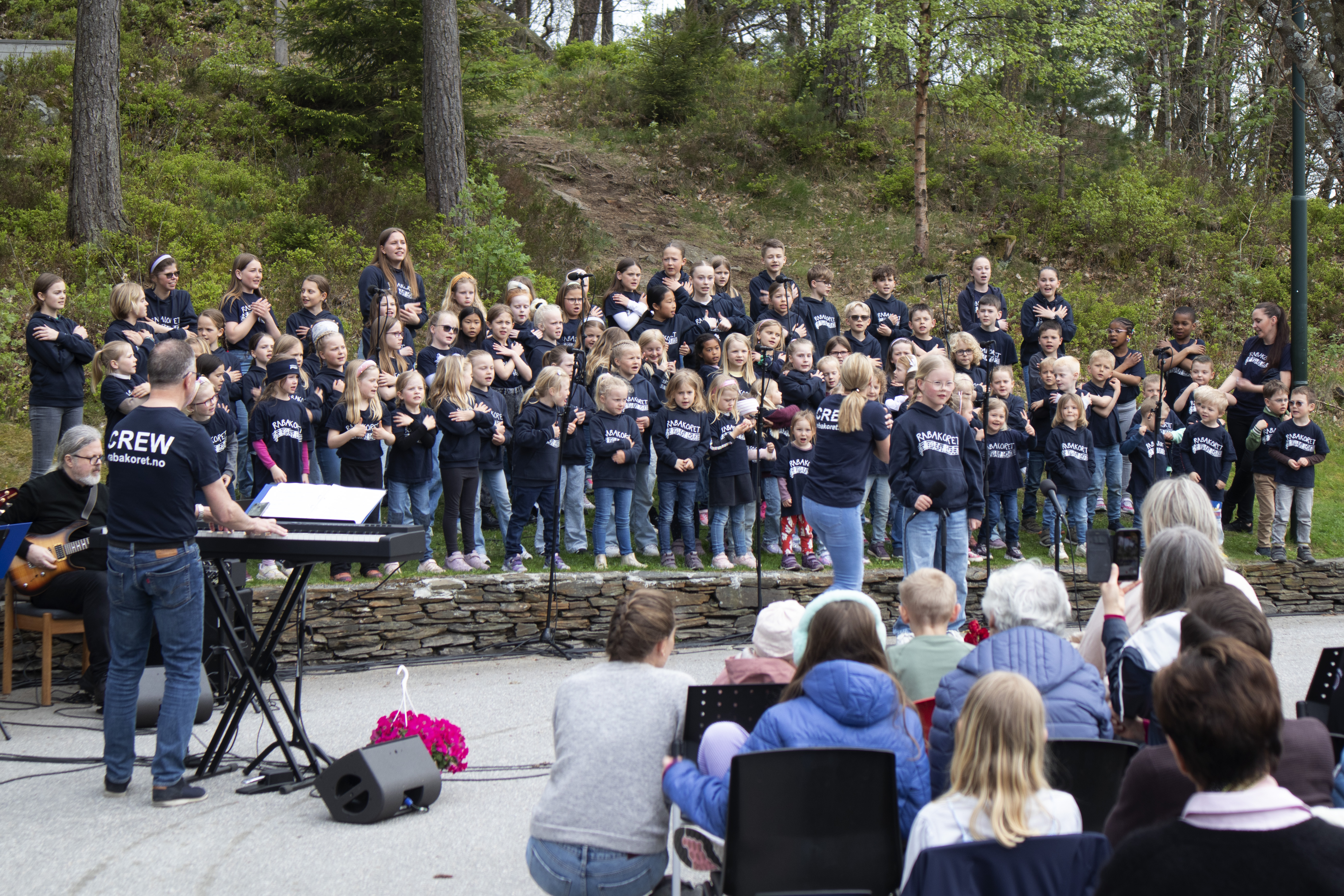 Rabakoret holder konsert utenfor Søm kirke