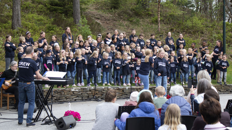 Rabakoret holder konsert utenfor Søm kirke
