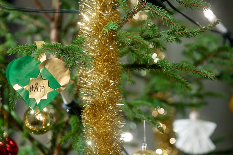 Juletre med pynt - kurv med skrift: H&Aring;P