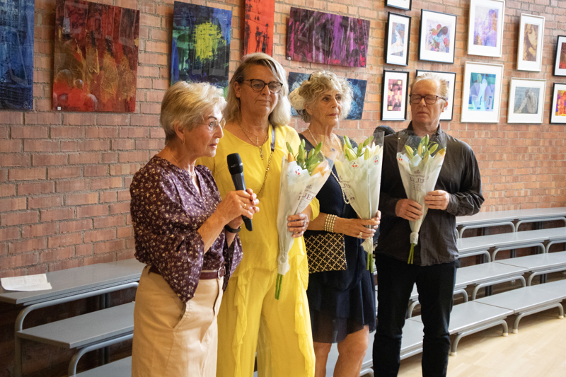 Wenche Stallemo åpnet årets sommerutstiiling og overrakte blomster til kunstnerne