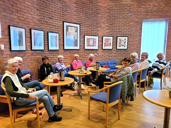 Fellesskap, prat og strikketøy på strikkekaféen